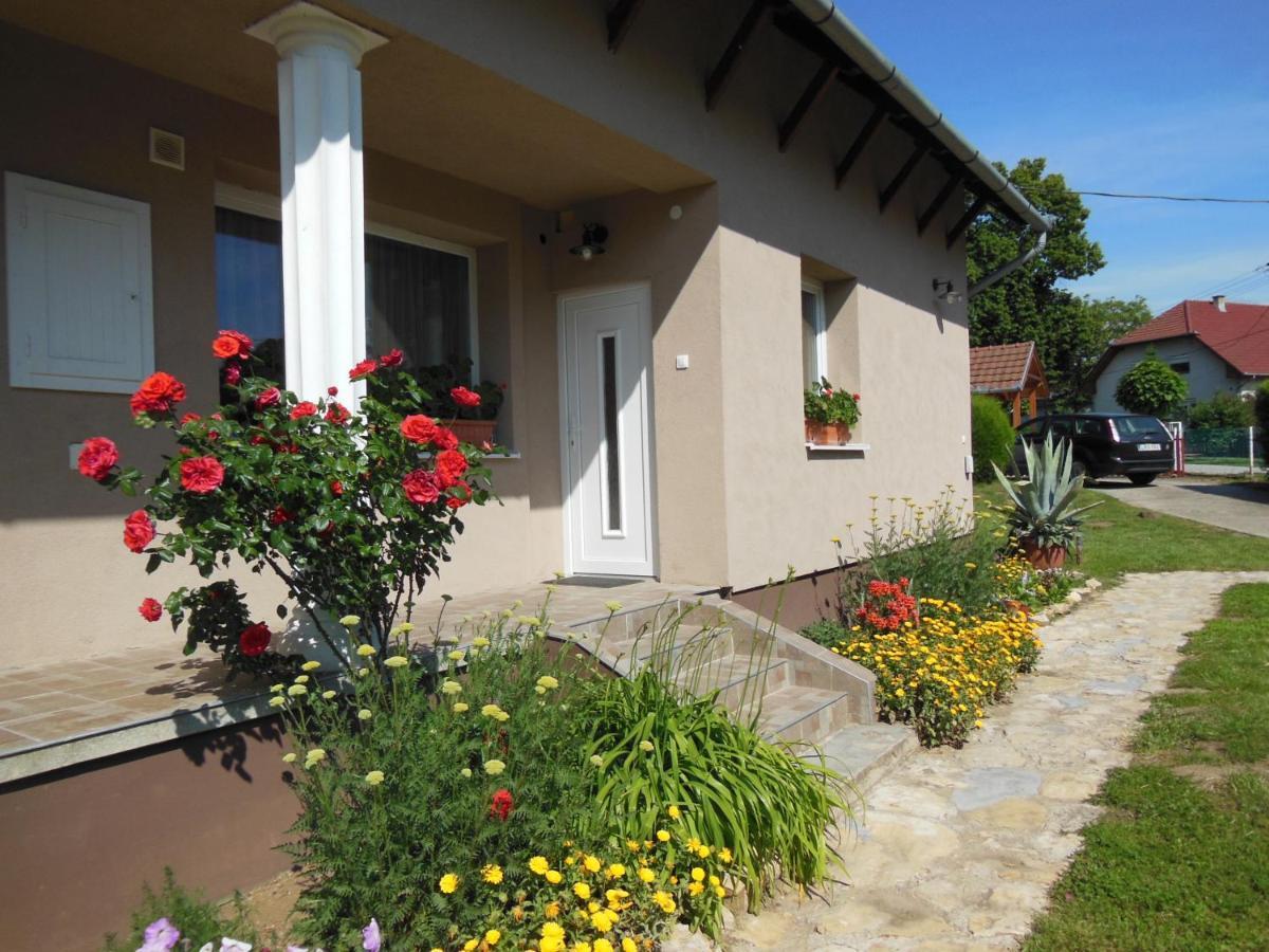 Virágos Apartman Balatonszárszó Exterior foto